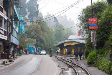 Darjeeling, Hindistan - Darjeeling Himalaya Demiryolu üzerindeki Ghum Tren İstasyonu, Darjeeling, Batı Bengal, Hindistan. Hindistan 'ın Dağ Demiryolları Dünya Mirası Bölgesi' nin bir parçasıdır..