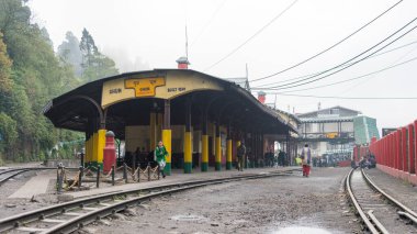 Darjeeling, Hindistan - Darjeeling Himalaya Demiryolu üzerindeki Ghum Tren İstasyonu, Darjeeling, Batı Bengal, Hindistan. Hindistan 'ın Dağ Demiryolları Dünya Mirası Bölgesi' nin bir parçasıdır..