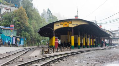 Darjeeling, Hindistan - Darjeeling Himalaya Demiryolu üzerindeki Ghum Tren İstasyonu, Darjeeling, Batı Bengal, Hindistan. Hindistan 'ın Dağ Demiryolları Dünya Mirası Bölgesi' nin bir parçasıdır..