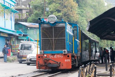 Darjeeling, Hindistan - Darjeeling Himalaya Demiryolu üzerindeki Ghum Tren İstasyonu, Darjeeling, Batı Bengal, Hindistan. Hindistan 'ın Dağ Demiryolları Dünya Mirası Bölgesi' nin bir parçasıdır..