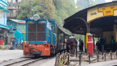 Darjeeling, Hindistan - Darjeeling Himalaya Demiryolu üzerindeki Ghum Tren İstasyonu, Darjeeling, Batı Bengal, Hindistan. Hindistan 'ın Dağ Demiryolları Dünya Mirası Bölgesi' nin bir parçasıdır..