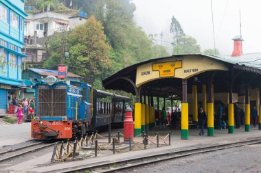 Darjeeling, Hindistan - Darjeeling Himalaya Demiryolu üzerindeki Ghum Tren İstasyonu, Darjeeling, Batı Bengal, Hindistan. Hindistan 'ın Dağ Demiryolları Dünya Mirası Bölgesi' nin bir parçasıdır..