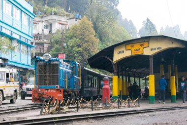 Darjeeling, Hindistan - Darjeeling Himalaya Demiryolu üzerindeki Ghum Tren İstasyonu, Darjeeling, Batı Bengal, Hindistan. Hindistan 'ın Dağ Demiryolları Dünya Mirası Bölgesi' nin bir parçasıdır..