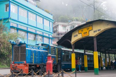 Darjeeling, Hindistan - Darjeeling Himalaya Demiryolu üzerindeki Ghum Tren İstasyonu, Darjeeling, Batı Bengal, Hindistan. Hindistan 'ın Dağ Demiryolları Dünya Mirası Bölgesi' nin bir parçasıdır..