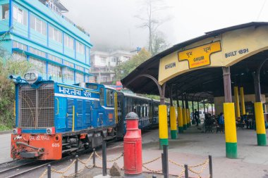 Darjeeling, Hindistan - Darjeeling Himalaya Demiryolu üzerindeki Ghum Tren İstasyonu, Darjeeling, Batı Bengal, Hindistan. Hindistan 'ın Dağ Demiryolları Dünya Mirası Bölgesi' nin bir parçasıdır..