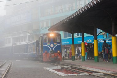 Darjeeling, Hindistan - Darjeeling Himalaya Demiryolu üzerindeki Ghum Tren İstasyonu, Darjeeling, Batı Bengal, Hindistan. Hindistan 'ın Dağ Demiryolları Dünya Mirası Bölgesi' nin bir parçasıdır..