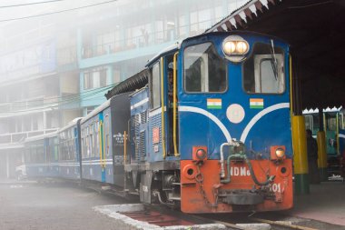 Darjeeling, Hindistan - Darjeeling Himalaya Demiryolu üzerindeki Ghum Tren İstasyonu, Darjeeling, Batı Bengal, Hindistan. Hindistan 'ın Dağ Demiryolları Dünya Mirası Bölgesi' nin bir parçasıdır..