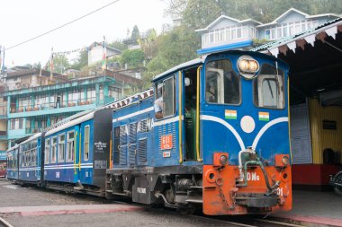 Darjeeling, Hindistan - Darjeeling Himalaya Demiryolu üzerindeki Ghum Tren İstasyonu, Darjeeling, Batı Bengal, Hindistan. Hindistan 'ın Dağ Demiryolları Dünya Mirası Bölgesi' nin bir parçasıdır..