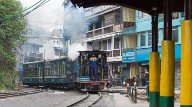 Darjeeling, Hindistan - Darjeeling Himalaya Demiryolu üzerindeki Ghum Tren İstasyonu, Darjeeling, Batı Bengal, Hindistan. Hindistan 'ın Dağ Demiryolları Dünya Mirası Bölgesi' nin bir parçasıdır..