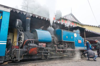 Darjeeling, Hindistan - Darjeeling Himalaya Demiryolu üzerindeki Ghum Tren İstasyonu, Darjeeling, Batı Bengal, Hindistan. Hindistan 'ın Dağ Demiryolları Dünya Mirası Bölgesi' nin bir parçasıdır..
