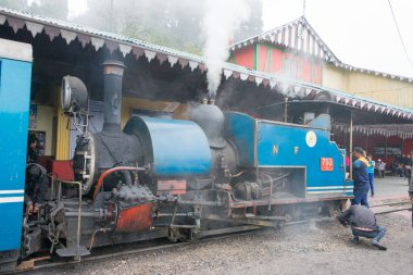 Darjeeling, Hindistan - Darjeeling Himalaya Demiryolu üzerindeki Ghum Tren İstasyonu, Darjeeling, Batı Bengal, Hindistan. Hindistan 'ın Dağ Demiryolları Dünya Mirası Bölgesi' nin bir parçasıdır..
