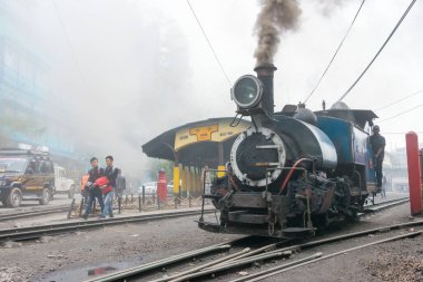 Darjeeling, Hindistan - Darjeeling Himalaya Demiryolu üzerindeki Ghum Tren İstasyonu, Darjeeling, Batı Bengal, Hindistan. Hindistan 'ın Dağ Demiryolları Dünya Mirası Bölgesi' nin bir parçasıdır..