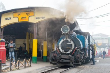 Darjeeling, Hindistan - Darjeeling Himalaya Demiryolu üzerindeki Ghum Tren İstasyonu, Darjeeling, Batı Bengal, Hindistan. Hindistan 'ın Dağ Demiryolları Dünya Mirası Bölgesi' nin bir parçasıdır..