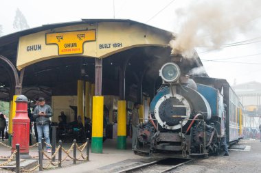 Darjeeling, Hindistan - Darjeeling Himalaya Demiryolu üzerindeki Ghum Tren İstasyonu, Darjeeling, Batı Bengal, Hindistan. Hindistan 'ın Dağ Demiryolları Dünya Mirası Bölgesi' nin bir parçasıdır..