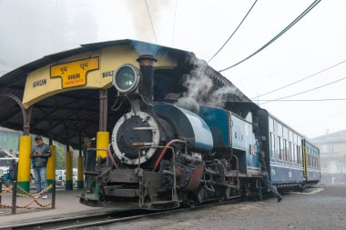Darjeeling, Hindistan - Darjeeling Himalaya Demiryolu üzerindeki Ghum Tren İstasyonu, Darjeeling, Batı Bengal, Hindistan. Hindistan 'ın Dağ Demiryolları Dünya Mirası Bölgesi' nin bir parçasıdır..