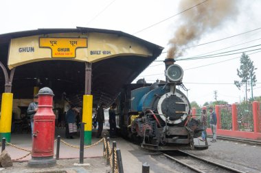 Darjeeling, Hindistan - Darjeeling Himalaya Demiryolu üzerindeki Ghum Tren İstasyonu, Darjeeling, Batı Bengal, Hindistan. Hindistan 'ın Dağ Demiryolları Dünya Mirası Bölgesi' nin bir parçasıdır..