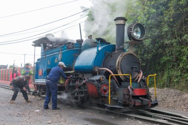 Darjeeling, Hindistan - Darjeeling Himalaya Demiryolu üzerindeki Ghum Tren İstasyonu, Darjeeling, Batı Bengal, Hindistan. Hindistan 'ın Dağ Demiryolları Dünya Mirası Bölgesi' nin bir parçasıdır..