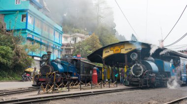 Darjeeling, Hindistan - Darjeeling Himalaya Demiryolu üzerindeki Ghum Tren İstasyonu, Darjeeling, Batı Bengal, Hindistan. Hindistan 'ın Dağ Demiryolları Dünya Mirası Bölgesi' nin bir parçasıdır..