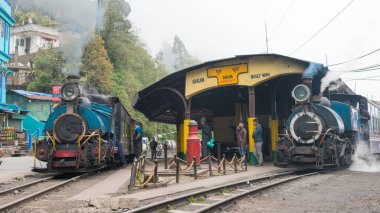 Darjeeling, Hindistan - Darjeeling Himalaya Demiryolu üzerindeki Ghum Tren İstasyonu, Darjeeling, Batı Bengal, Hindistan. Hindistan 'ın Dağ Demiryolları Dünya Mirası Bölgesi' nin bir parçasıdır..