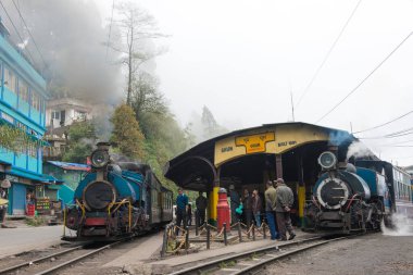 Darjeeling, Hindistan - Darjeeling Himalaya Demiryolu üzerindeki Ghum Tren İstasyonu, Darjeeling, Batı Bengal, Hindistan. Hindistan 'ın Dağ Demiryolları Dünya Mirası Bölgesi' nin bir parçasıdır..