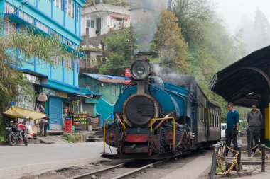 Darjeeling, Hindistan - Darjeeling Himalaya Demiryolu üzerindeki Ghum Tren İstasyonu, Darjeeling, Batı Bengal, Hindistan. Hindistan 'ın Dağ Demiryolları Dünya Mirası Bölgesi' nin bir parçasıdır..