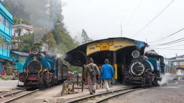 Darjeeling, Hindistan - Darjeeling Himalaya Demiryolu üzerindeki Ghum Tren İstasyonu, Darjeeling, Batı Bengal, Hindistan. Hindistan 'ın Dağ Demiryolları Dünya Mirası Bölgesi' nin bir parçasıdır..