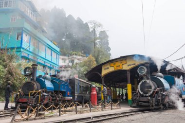Darjeeling, Hindistan - Darjeeling Himalaya Demiryolu üzerindeki Ghum Tren İstasyonu, Darjeeling, Batı Bengal, Hindistan. Hindistan 'ın Dağ Demiryolları Dünya Mirası Bölgesi' nin bir parçasıdır..