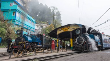 Darjeeling, Hindistan - Darjeeling Himalaya Demiryolu üzerindeki Ghum Tren İstasyonu, Darjeeling, Batı Bengal, Hindistan. Hindistan 'ın Dağ Demiryolları Dünya Mirası Bölgesi' nin bir parçasıdır..