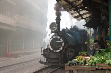 Darjeeling, Hindistan - Darjeeling Himalaya Demiryolu Darjeeling, Batı Bengal, Hindistan 'daki Ghum Tren İstasyonu yakınlarında. Hindistan 'ın Dağ Demiryolları Dünya Mirası Bölgesi' nin bir parçasıdır..