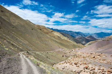 Ladakh, Hindistan - Hindistan 'ın Sham Vadisi, Ladakh, Jammu ve Kashmir, Hindistan' da Hemis Shukpachan ve Tingmosgang (Temisgam) arasında güzel manzara.