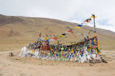 Ladakh, Hindistan - Ladakh, Jammu ve Kashmir 'deki Polokongka La Pass' ta Tibet dua bayrağı. Polokongka La deniz seviyesinden yaklaşık 4940 metre yükseklikte yer almaktadır..