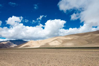 Ladakh, Hindistan - Ladakh, Jammu ve Kaşmir 'deki Tsaga La Pass ve Chushul arasında güzel manzara.