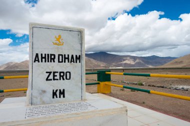 Ladakh, Hindistan - Ladakh, Hindistan 'daki Rezang La War Memorial. 18 Kasım 1962 'de Çin işgalcilerine karşı savaşan 13 Kumaon Alayı' ndan 114 Hintli askerin anısına..
