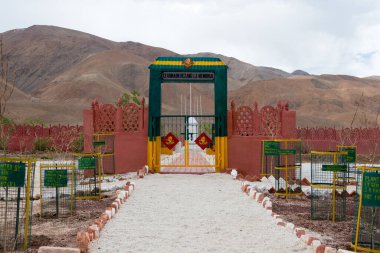 Ladakh, Hindistan - Ladakh, Hindistan 'daki Rezang La War Memorial. 18 Kasım 1962 'de Çin işgalcilerine karşı savaşan 13 Kumaon Alayı' ndan 114 Hintli askerin anısına..