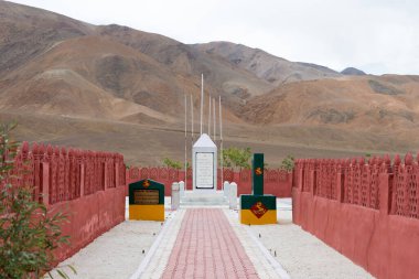 Ladakh, Hindistan - Ladakh, Hindistan 'daki Rezang La War Memorial. 18 Kasım 1962 'de Çin işgalcilerine karşı savaşan 13 Kumaon Alayı' ndan 114 Hintli askerin anısına..