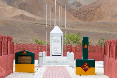 Ladakh, Hindistan - Ladakh, Hindistan 'daki Rezang La War Memorial. 18 Kasım 1962 'de Çin işgalcilerine karşı savaşan 13 Kumaon Alayı' ndan 114 Hintli askerin anısına..