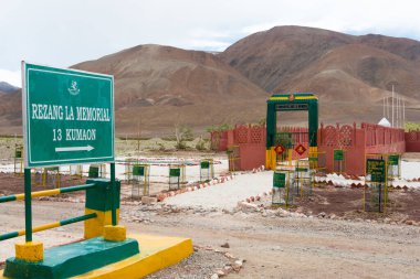 Ladakh, Hindistan - Ladakh, Hindistan 'daki Rezang La War Memorial. 18 Kasım 1962 'de Çin işgalcilerine karşı savaşan 13 Kumaon Alayı' ndan 114 Hintli askerin anısına..