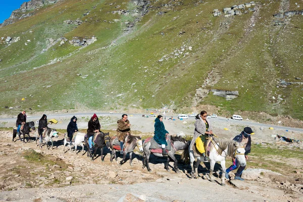 Himachal Pradesh India Tourists Enjoying Horse Riding Rohtang Rohtang Pass — Stock Photo, Image