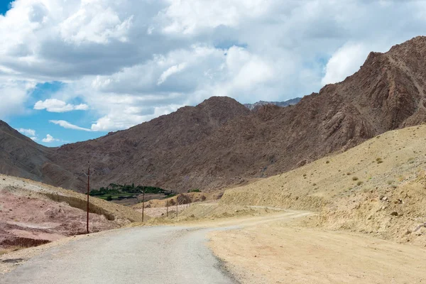 Ladakh, Hindistan - Likir ve Yangtang arasında Sham Valley, Ladakh, Jammu ve Kashmir, Hindistan 'dan güzel manzara.