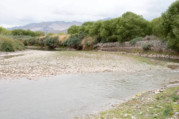 Ladakh, Hindistan - Choglamsar 'daki İndus Nehri, Ladakh, Jammu ve Kashmir, Hindistan.