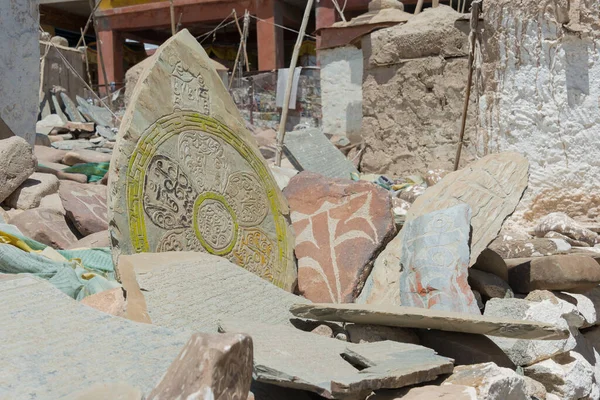 Ladakh, Hindistan - Ladakh, Jammu ve Kashmir 'deki Choglamsar Town' da Mani Taşı. Mani taşları, Tibet Budizmi 'nde bir dua biçimi olarak taş tabakalardır..