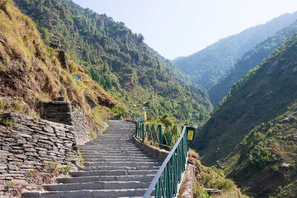 Dharamsala India Hiking Trail Leading Bhagsu Village Bhagsunag Waterfall 印度喜马偕尔邦达兰萨拉的Bhagsu村的著名景观 — 图库照片