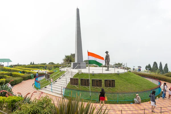 Darjeeling, Hindistan - Darjeeling Himalaya Demiryolu Batasia Loop, Darjeeling, Batı Bengal, Hindistan. Hindistan 'ın Dağ Demiryolları Dünya Mirası Bölgesi' nin bir parçasıdır..