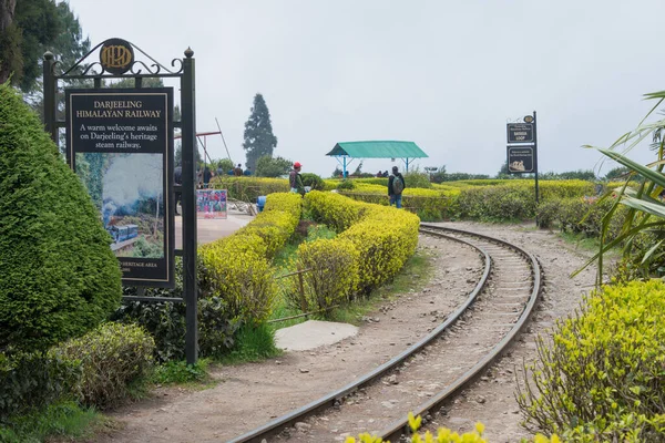 Darjeeling, Hindistan - Darjeeling Himalaya Demiryolu Batasia Loop, Darjeeling, Batı Bengal, Hindistan. Hindistan 'ın Dağ Demiryolları Dünya Mirası Bölgesi' nin bir parçasıdır..