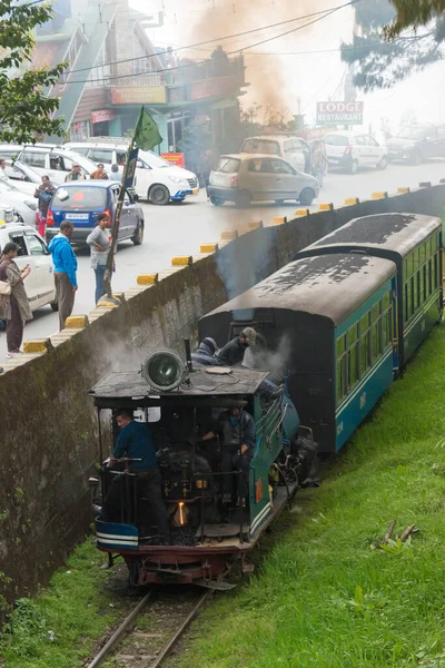 Darjeeling, Hindistan - Darjeeling Himalaya Demiryolu Batasia Loop, Darjeeling, Batı Bengal, Hindistan. Hindistan 'ın Dağ Demiryolları Dünya Mirası Bölgesi' nin bir parçasıdır..