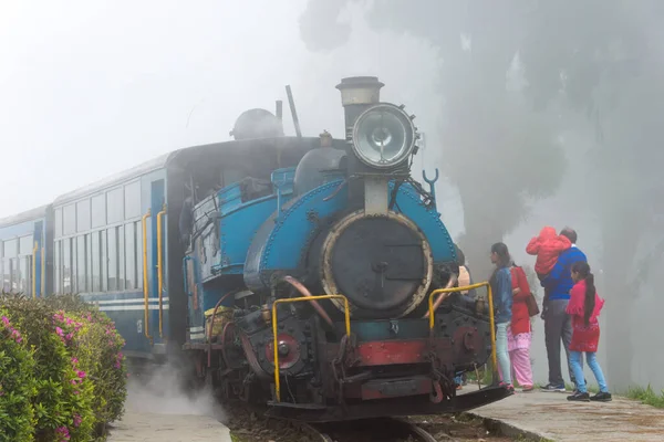 Darjeeling, Hindistan - Darjeeling Himalaya Demiryolu Batasia Loop, Darjeeling, Batı Bengal, Hindistan. Hindistan 'ın Dağ Demiryolları Dünya Mirası Bölgesi' nin bir parçasıdır..