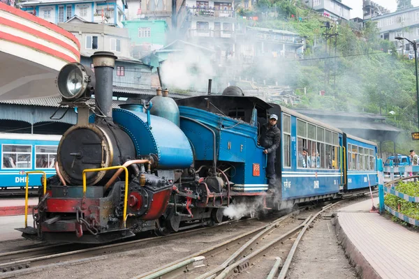 Darjeeling, Hindistan - Darjeeling Himalaya Demiryolu Darjeeling Tren İstasyonu, Batı Bengal, Hindistan. Hindistan 'ın Dağ Demiryolları Dünya Mirası Bölgesi' nin bir parçasıdır..