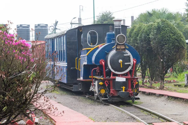 Darjeeling, Hindistan - Darjeeling Himalaya Demiryolu üzerindeki Ghum Tren İstasyonu, Darjeeling, Batı Bengal, Hindistan. Hindistan 'ın Dağ Demiryolları Dünya Mirası Bölgesi' nin bir parçasıdır..