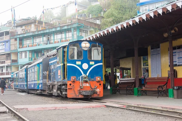 Darjeeling, Hindistan - Darjeeling Himalaya Demiryolu Darjeeling, Batı Bengal, Hindistan 'daki Ghum Tren İstasyonu yakınlarında. Hindistan 'ın Dağ Demiryolları Dünya Mirası Bölgesi' nin bir parçasıdır..