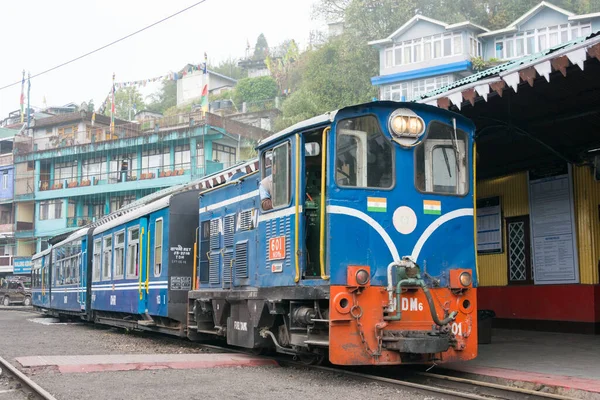 Darjeeling, Hindistan - Darjeeling Himalaya Demiryolu Darjeeling, Batı Bengal, Hindistan 'daki Ghum Tren İstasyonu yakınlarında. Hindistan 'ın Dağ Demiryolları Dünya Mirası Bölgesi' nin bir parçasıdır..